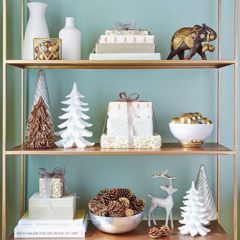 Create a shelf with Christmas articles as a Christmas Decoration